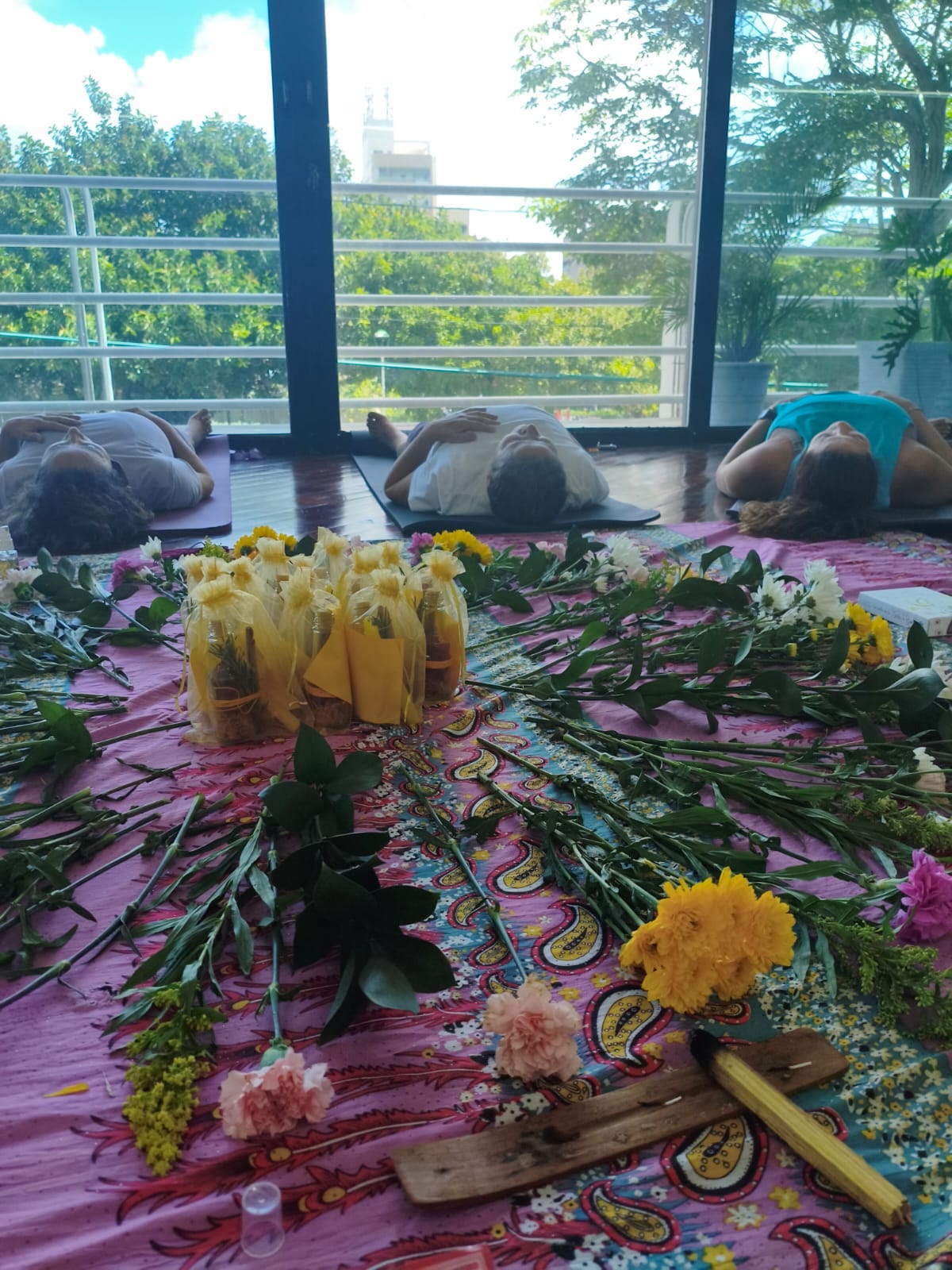 Círculo de mujeres compartiendo en un encuentro de sanación